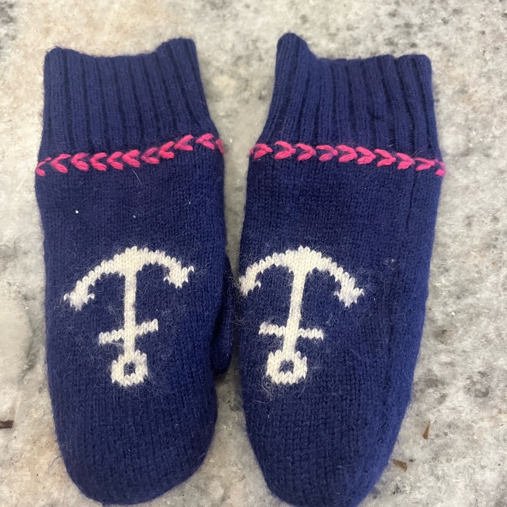 Vineyard Vines Pink and Navy Whale Hat and Mittens - Picture 5 of 7